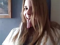 Olgun Sürtük Yalıyor Ve İki Büyük amatör türbanlı porno Horoz İle